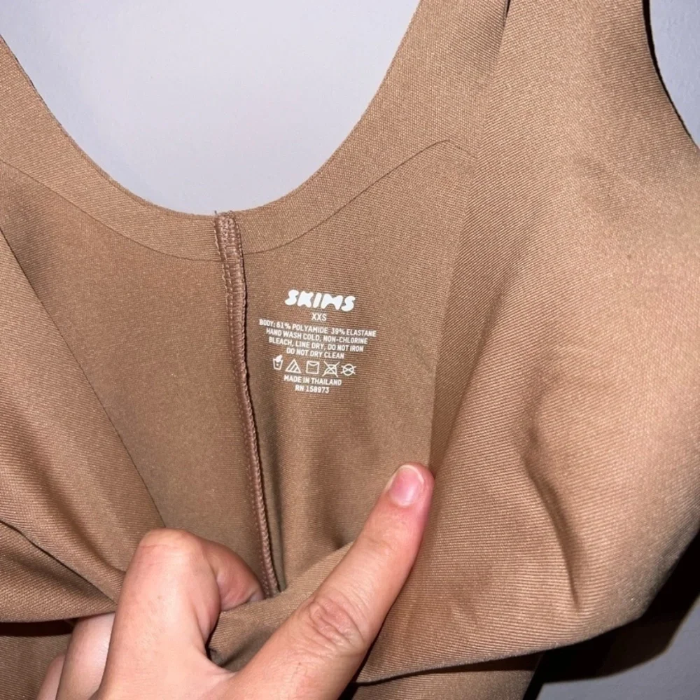 Skims UNLINED PLUNGE MID THIGH BODYSUIT SIENNA BEIGE XXS